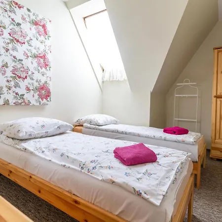 Miedzynarodowe Schronisko Mlodziezowe Ptsm Szarotka Hostel *