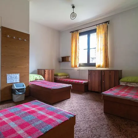 Hostel Miedzynarodowe Schronisko Mlodziezowe Ptsm Szarotka *