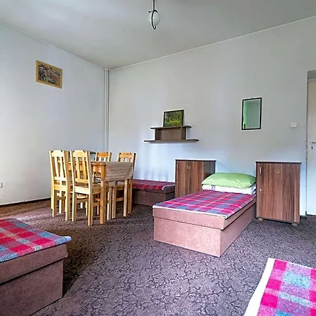 Hostal Miedzynarodowe Schronisko Mlodziezowe Ptsm Szarotka *