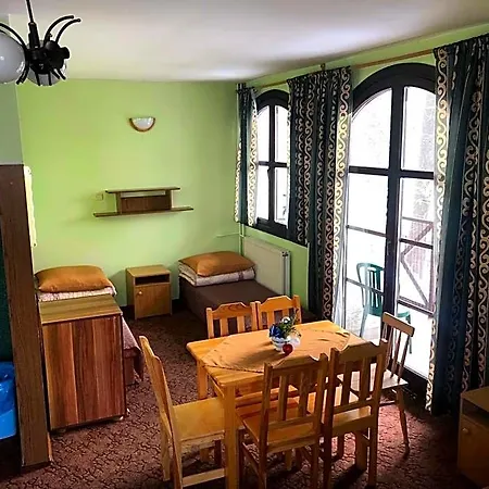 Miedzynarodowe Schronisko Mlodziezowe Ptsm Szarotka Hostal
