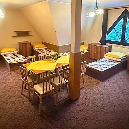 Hostal Miedzynarodowe Schronisko Mlodziezowe Ptsm Szarotka *